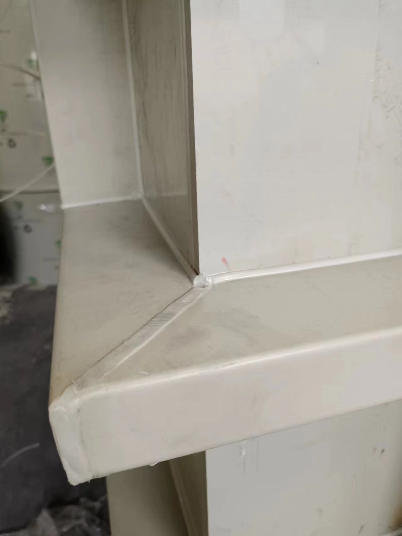 pp槽，可移動(dòng)，可承受1噸重量，周圍方鋼加強(qiáng)，配把手